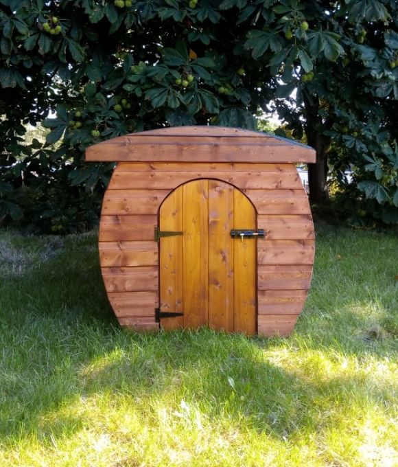 RAPH’S LARGE CURVED DOG KENNEL WITH WOODEN DOOR