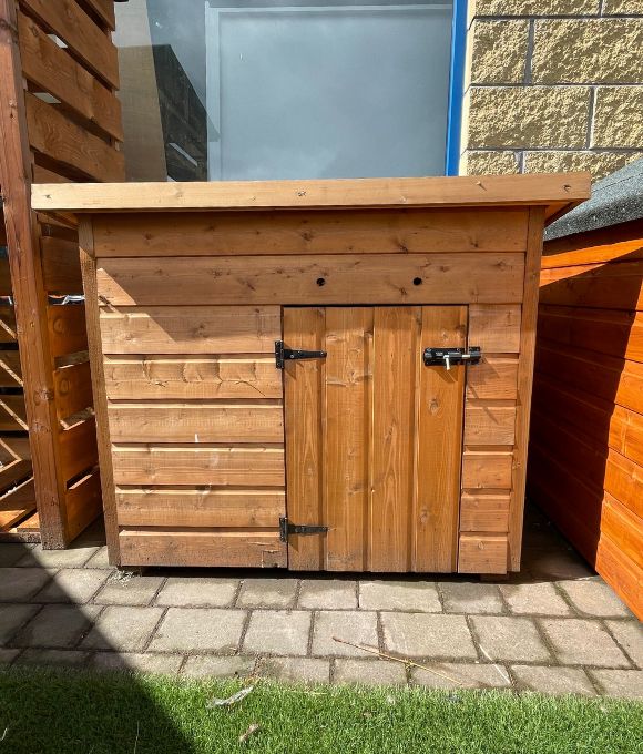 RAPH’S LARGE DOG KENNEL WITH WOODEN DOOR