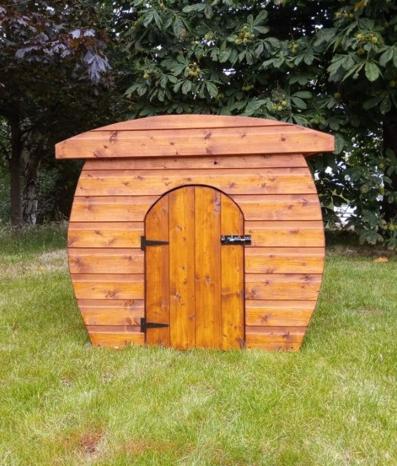 RAPH’S EXTRA LARGE CURVED DOG KENNEL WITH WOODEN DOOR